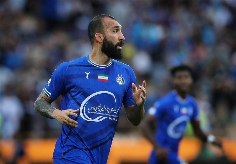 روزبه چشمی با استقلال ماند قرارداد کاپیتان استقلال تمدید شد