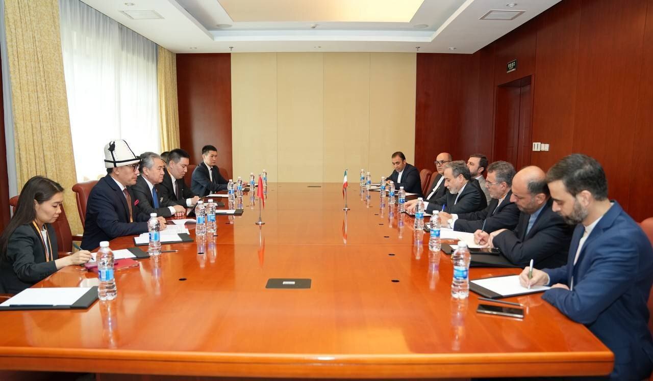 عراقچی با وزیر خارجه قرقیزستان