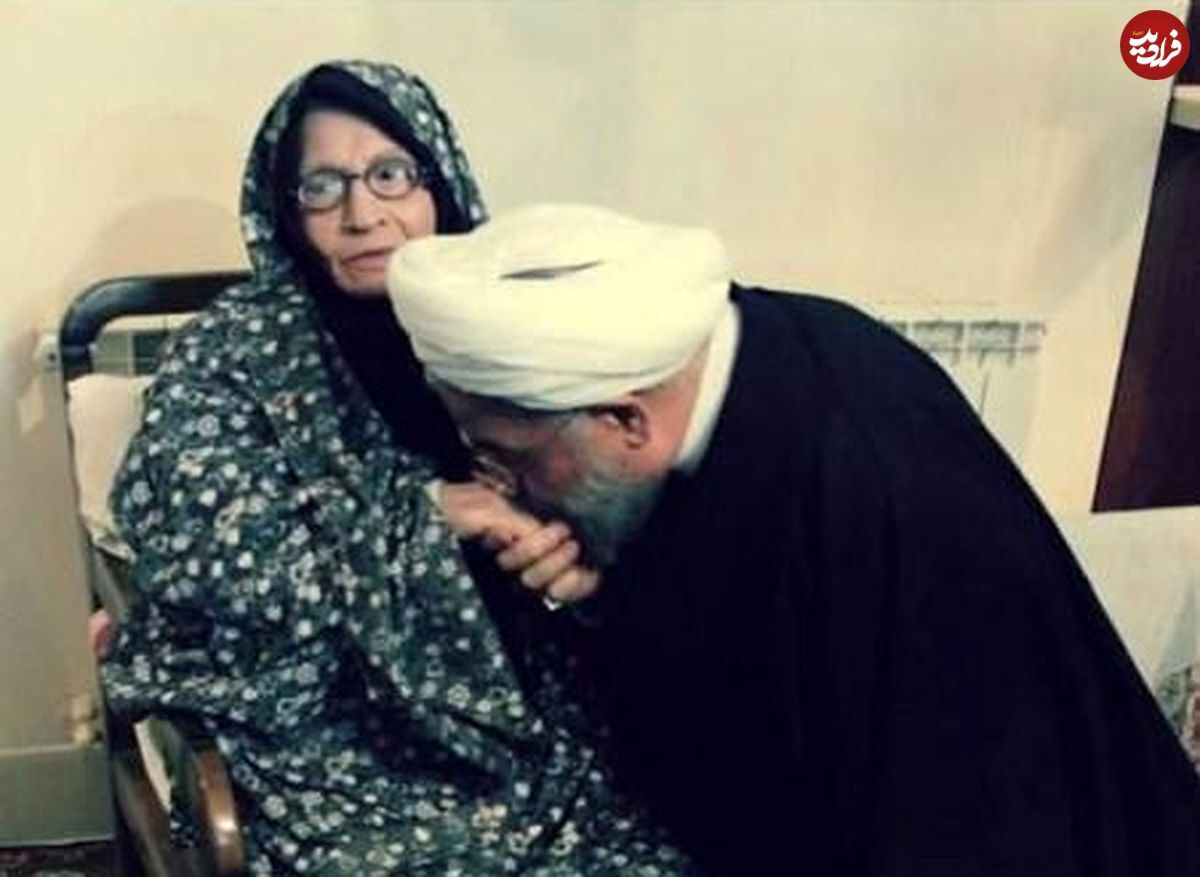 حسن روحانی در کنار پدرش مادرش