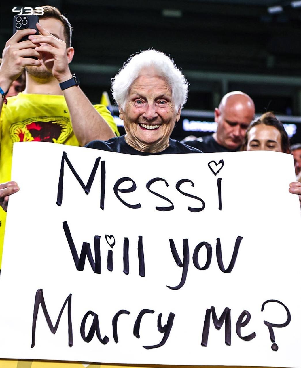 عکس/خواستگاری یک پیرزن از لیونل مسی جنجالی شد!