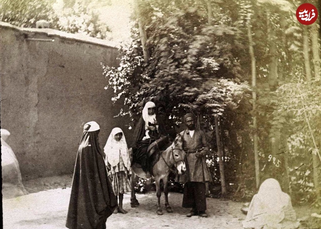 زن روستایی سوار بر الاغ در کنار همسرش