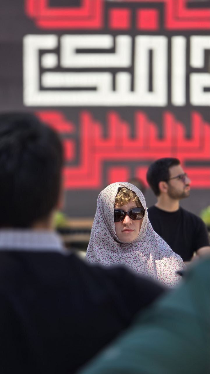 خبرنگار زن خارجی در امام‌زاده صالح