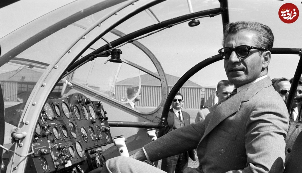 محمدرضا پهلوی در حال پرواز