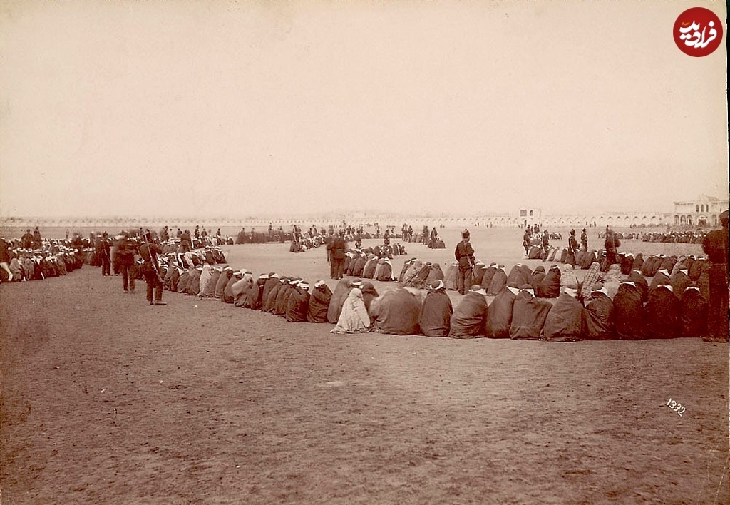 تجمع زنان فقیر در میدان شهر