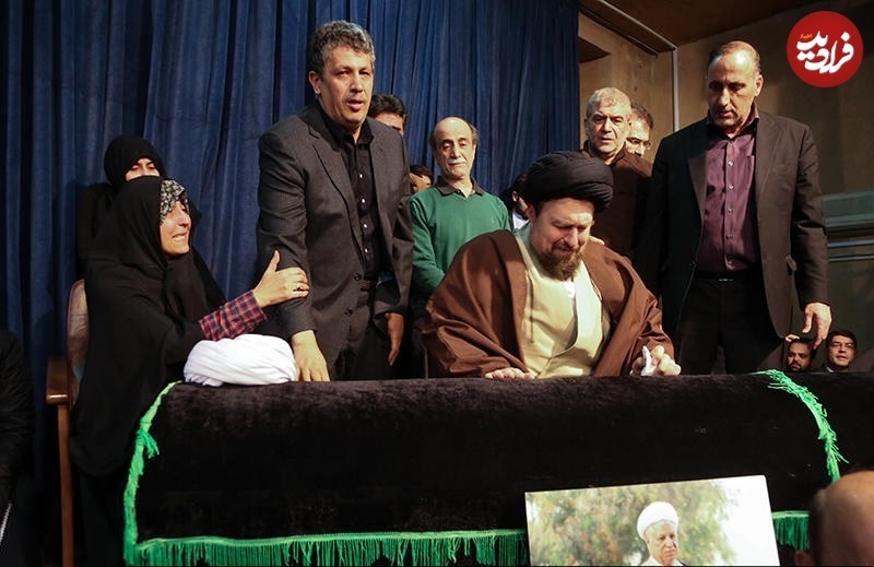 حسن خمینی در کنار پیکر هاشمی رفسنجانی