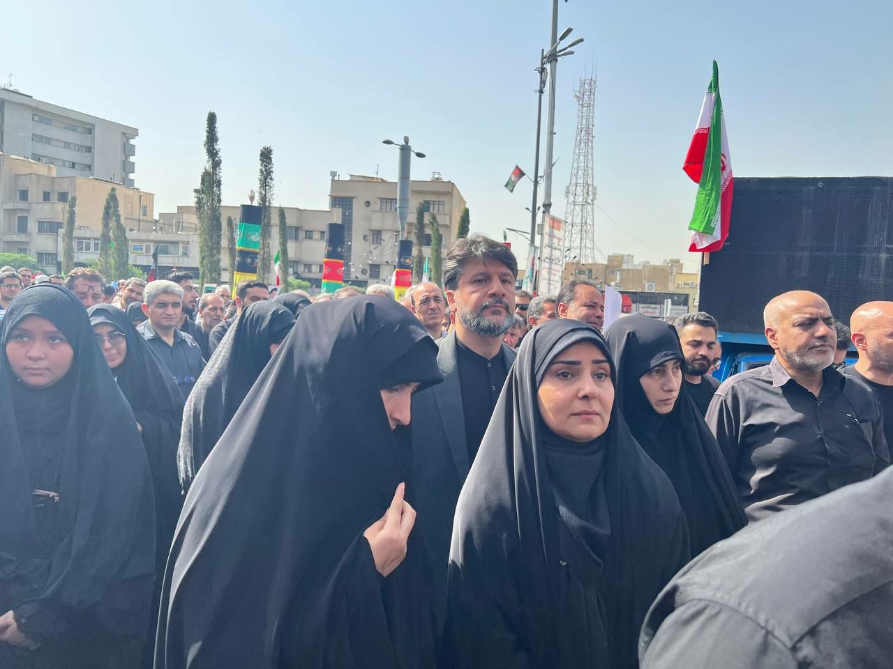 فرزانه صادق در مراسم تشییع شهدا