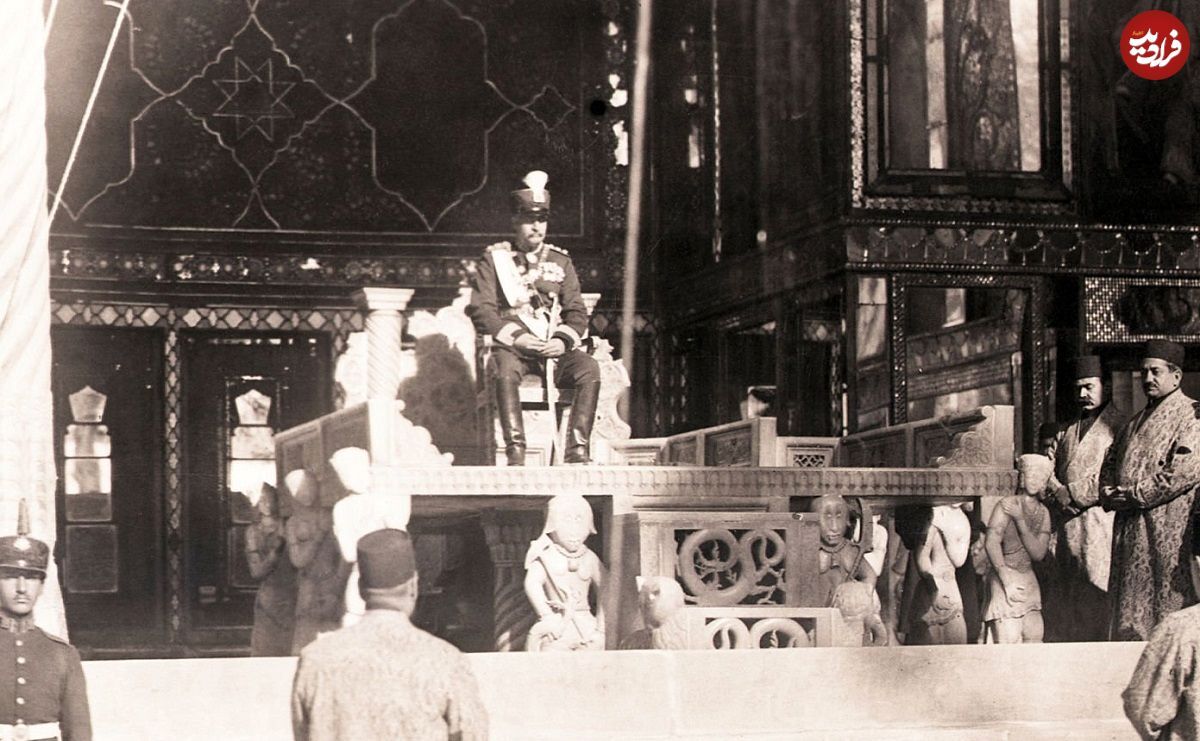 رضاخان سوار بر کالسکه سلطنتی در تهران