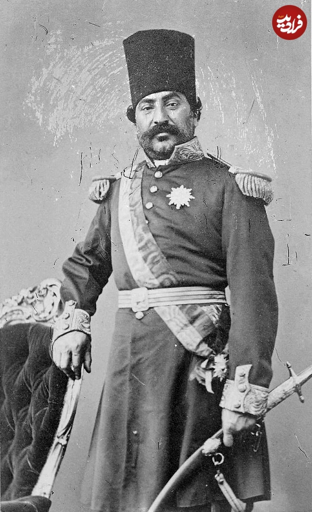 سردار دوره قاجار با نشان‌های نظامی و شمشیر