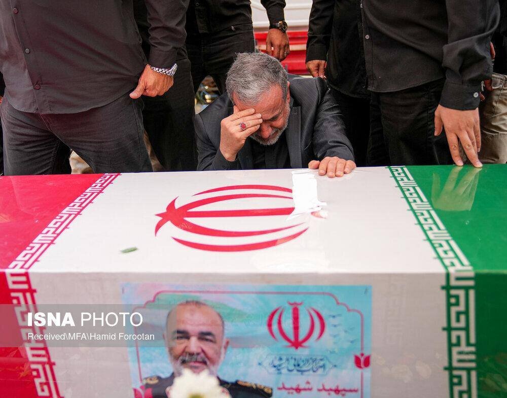 اشک‌های عراقچی در وداع با پیکر سردار سلامی