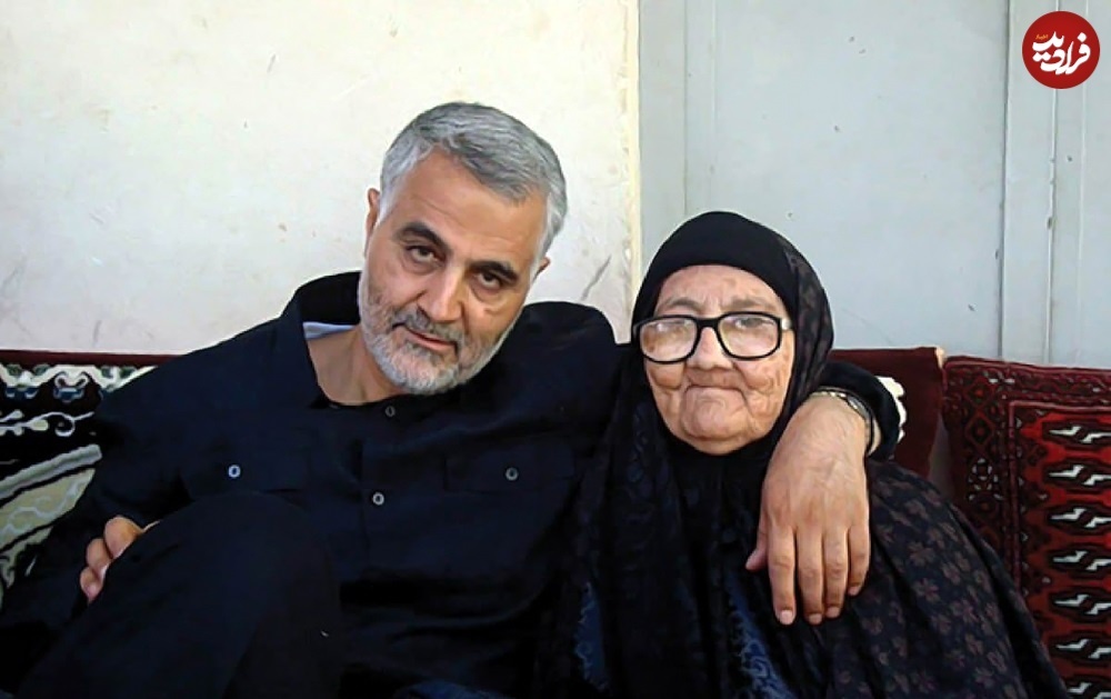 سردار سلیمانی در کنار مادرش
