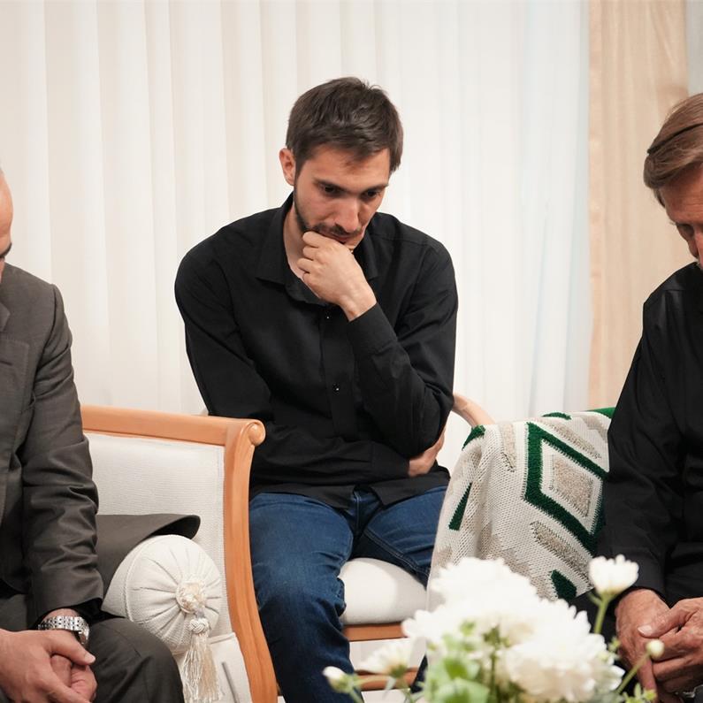 حضور مدیر عامل شرکت بیمه دی در منزل شهید ذاکری؛ احسان ذاکری تمام ویژگی‌های یک شهید را در زمان حیاتش داشت