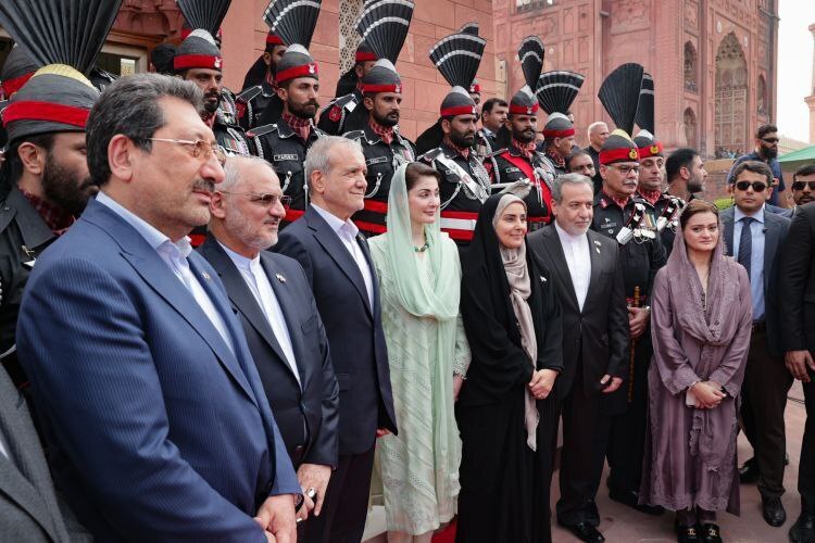 عکس/ حضور رئیس‌جمهور در آرامگاه اقبال لاهوری