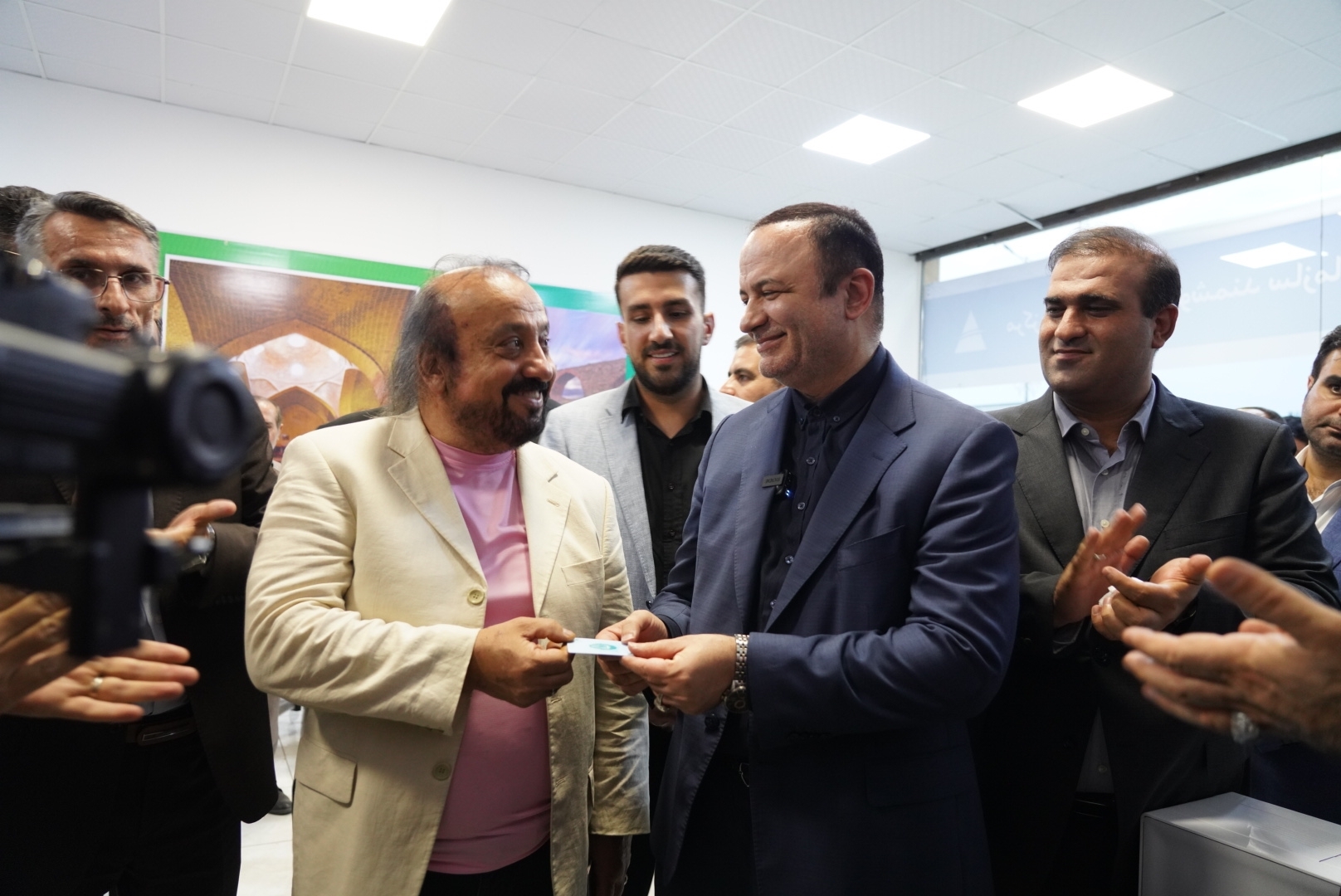 اولین گردشگر خارجی کارت مناطق آزاد ایران اولین گردشگر خارجی کارت مناطق آزاد ایران