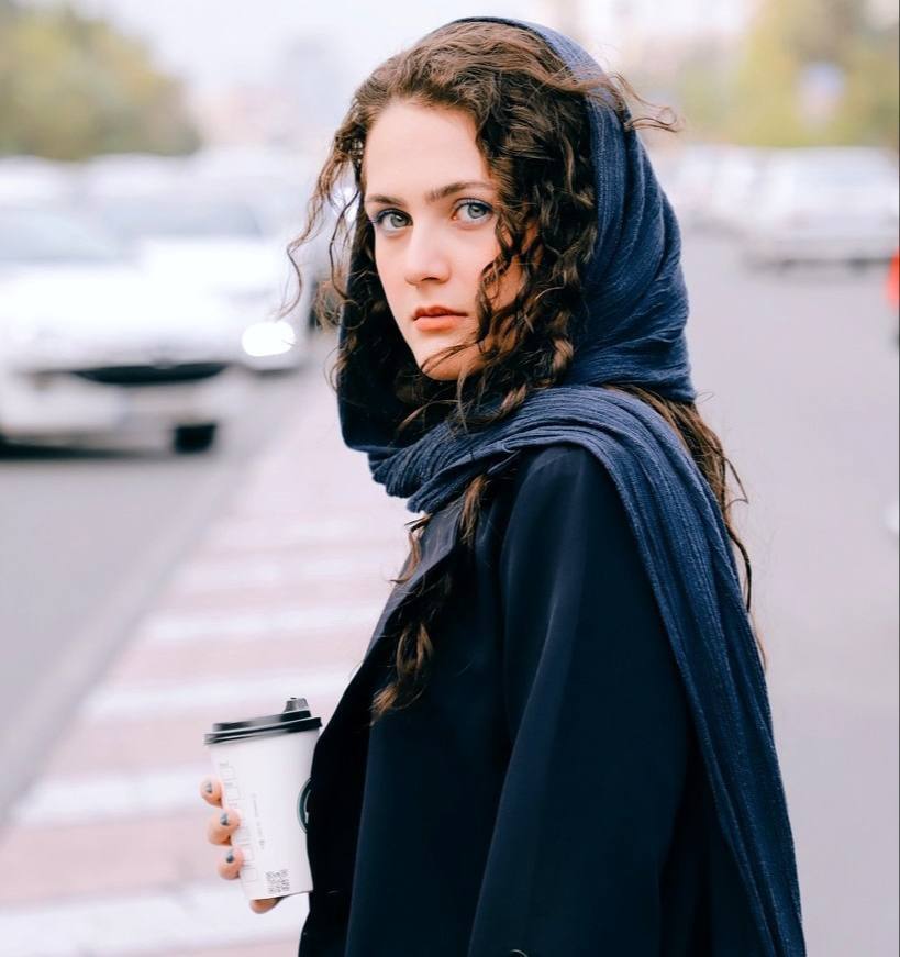 ژست های جذاب بانو در سریال سوجان با موهای حالت دار