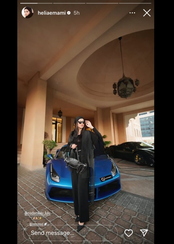 خانم بازیگر درکنار ماشین لاکچری‌اش