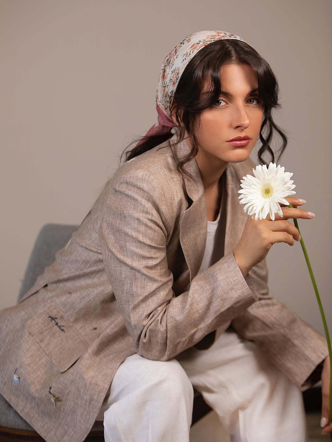 بازیگر خوش‌چهره زخم کاری با تم بابونه