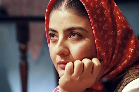 عکس/ ظاهر متفاوت بازیگر جمانه سریال طوبی با صندل راه راه و کیف سنتی