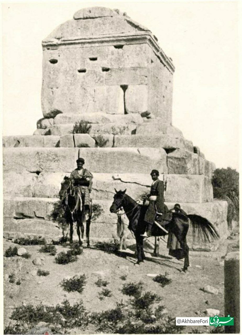 دو مرد قاجاری سوار بر اسب