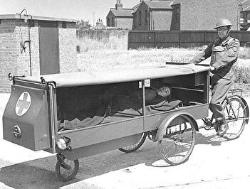 عکس/ کارگران در حال حمل سگ ۸۵ سال پیش با آمبولانس حیوانات