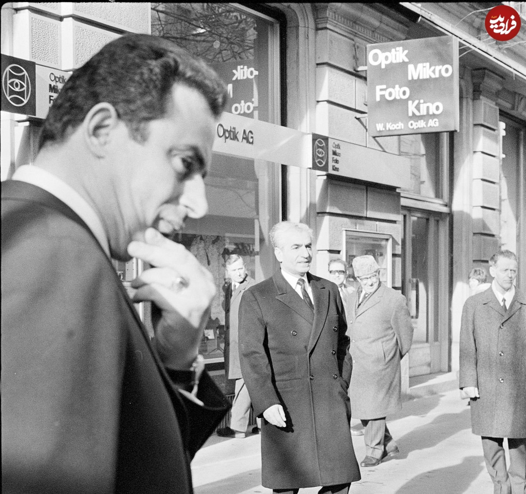 محمدرضا پهلوی ۵۶ سال پیش در حال قدم زدن در زوریخ سوئیس