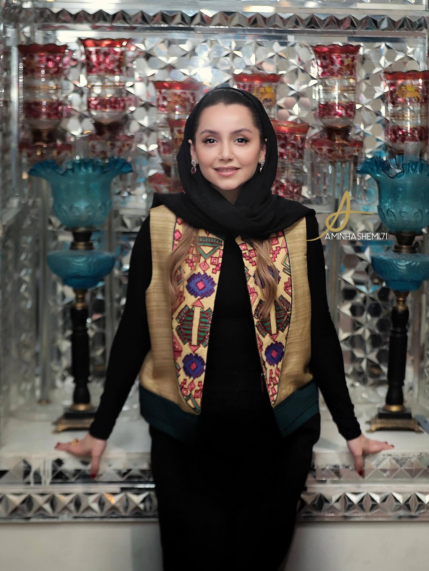 نازنین بیاتی در مهمانی چهره مشهور با لباس سنتی