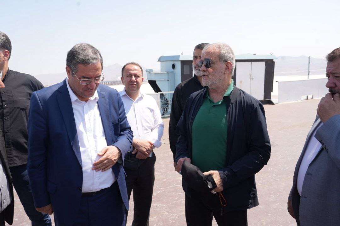 پزشکیان با عینک ری‌بن از دریاچه ارومیه