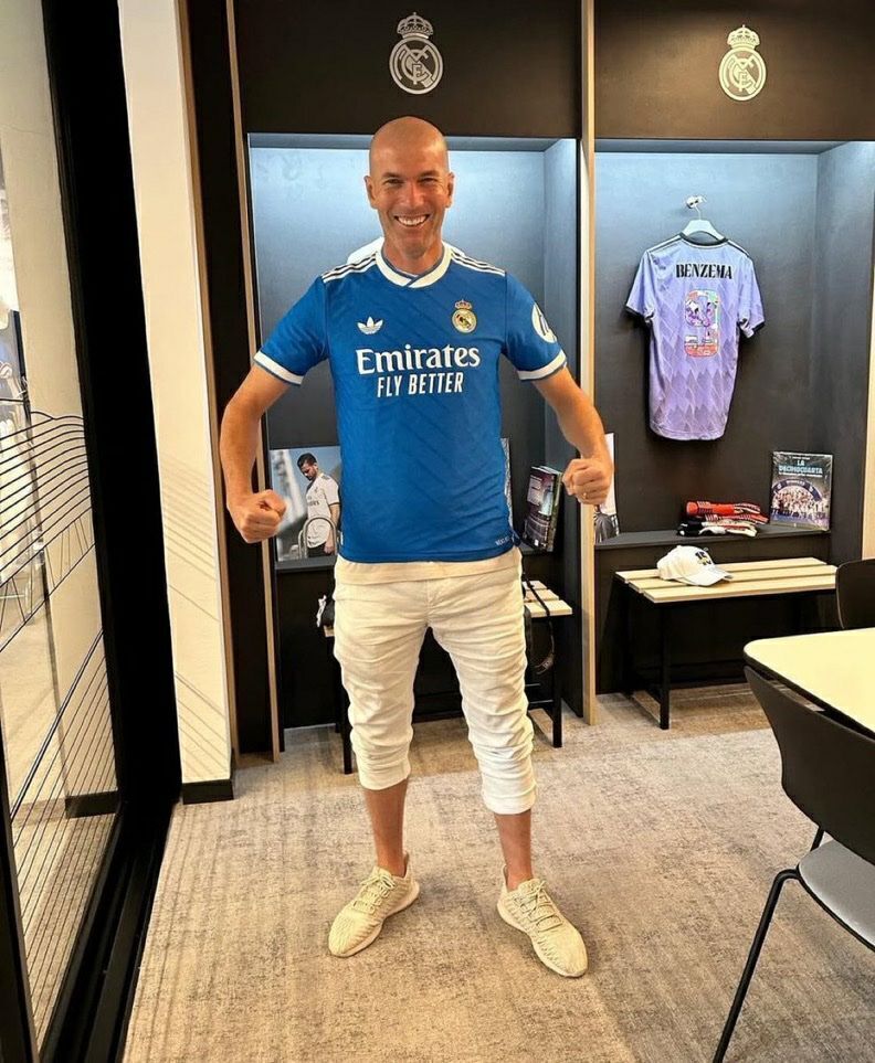 عکس/ واکنش جالب زیدان به دریافت کیت سوم رئال مادرید