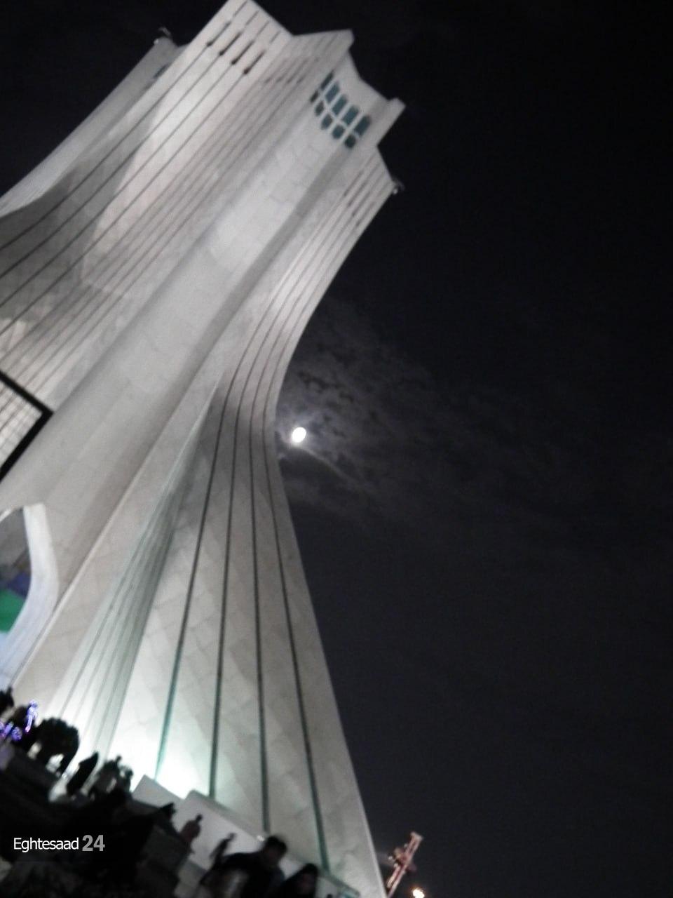 میدان آزادی زیر نور جادویی مهتاب