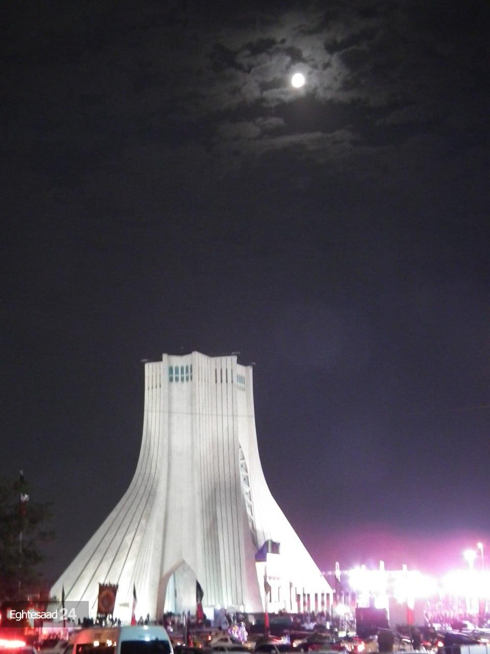 میدان آزادی زیر نور مهتاب