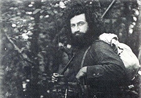 عکس/ ژست متفکرانه میرزا کوچک خان با پوشش خاص ۱۰۹ سال پیش در کنار یارانش