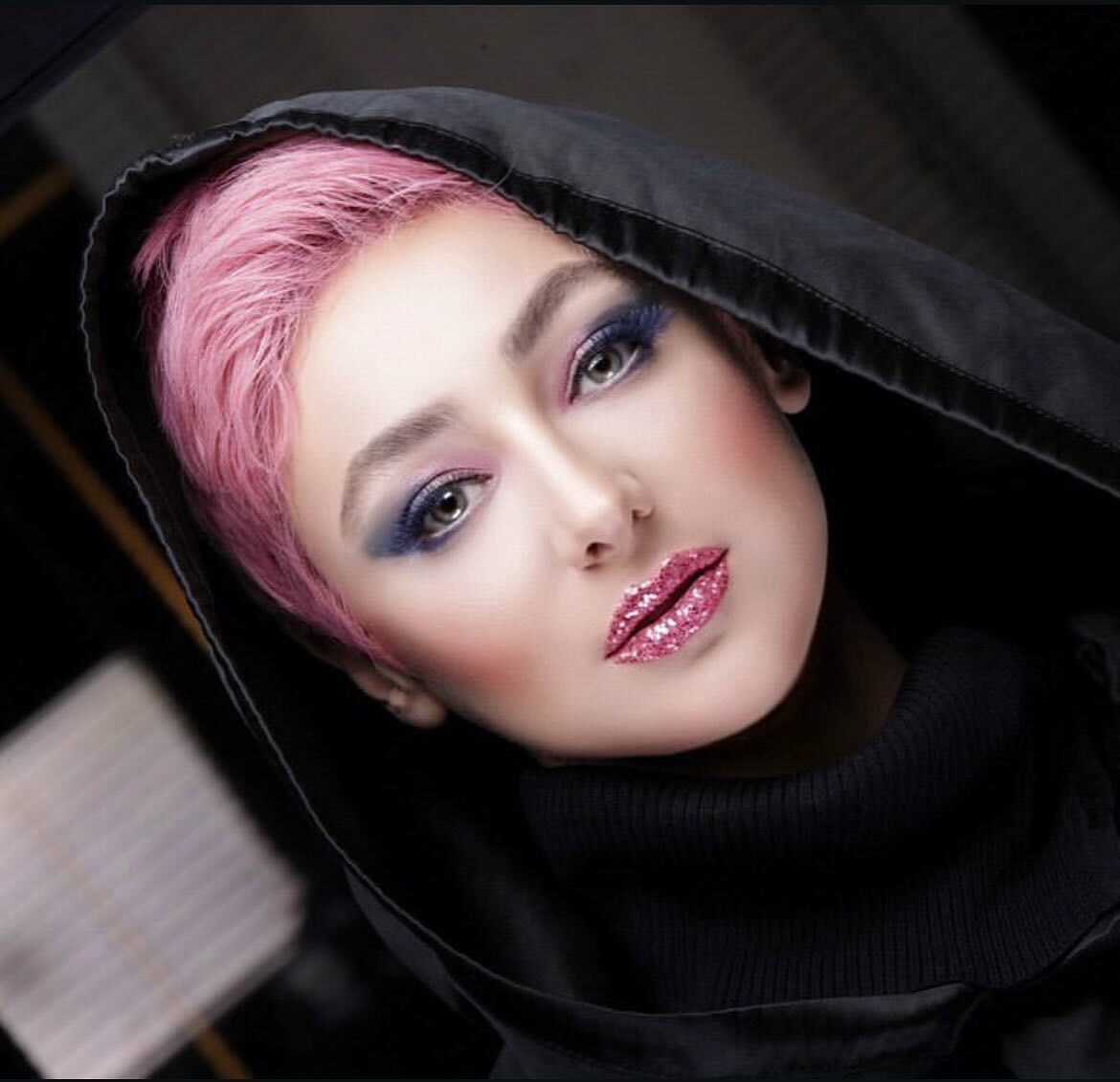 بازیگر شمعدونی با میکاپ باربی