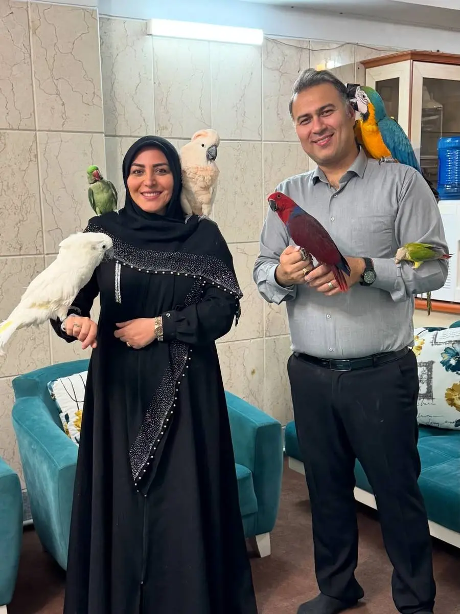 المیرا شریفی‌مقدم با طوطی‌ها