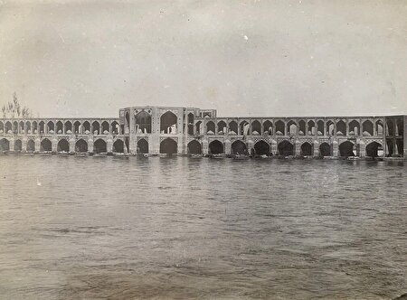 عکس/ پل خواجو اصفهان ۱۳۰ سال پیش و ایستاده در میان امواج زاینده رود