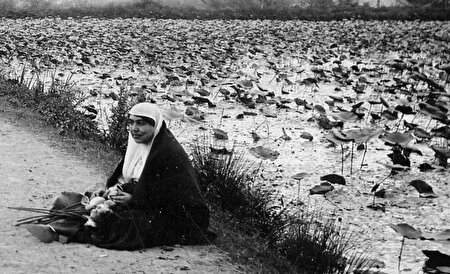 عکس/ جمعی از زنان حرمسرا ۱۲۵ سال پیش در حیاط اندرونی با پوشش خاص