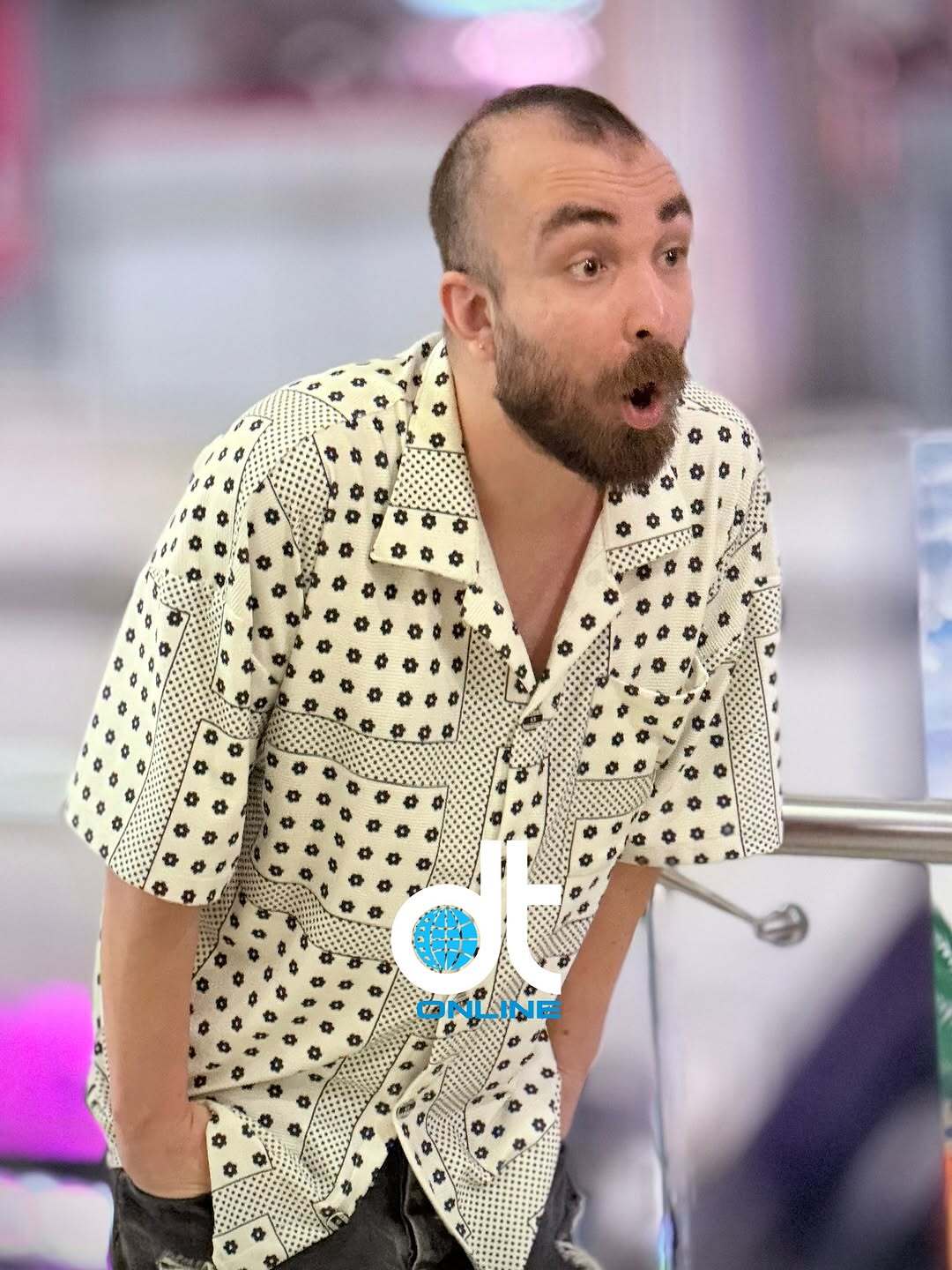 علی مهربان با لباس اجق وجق