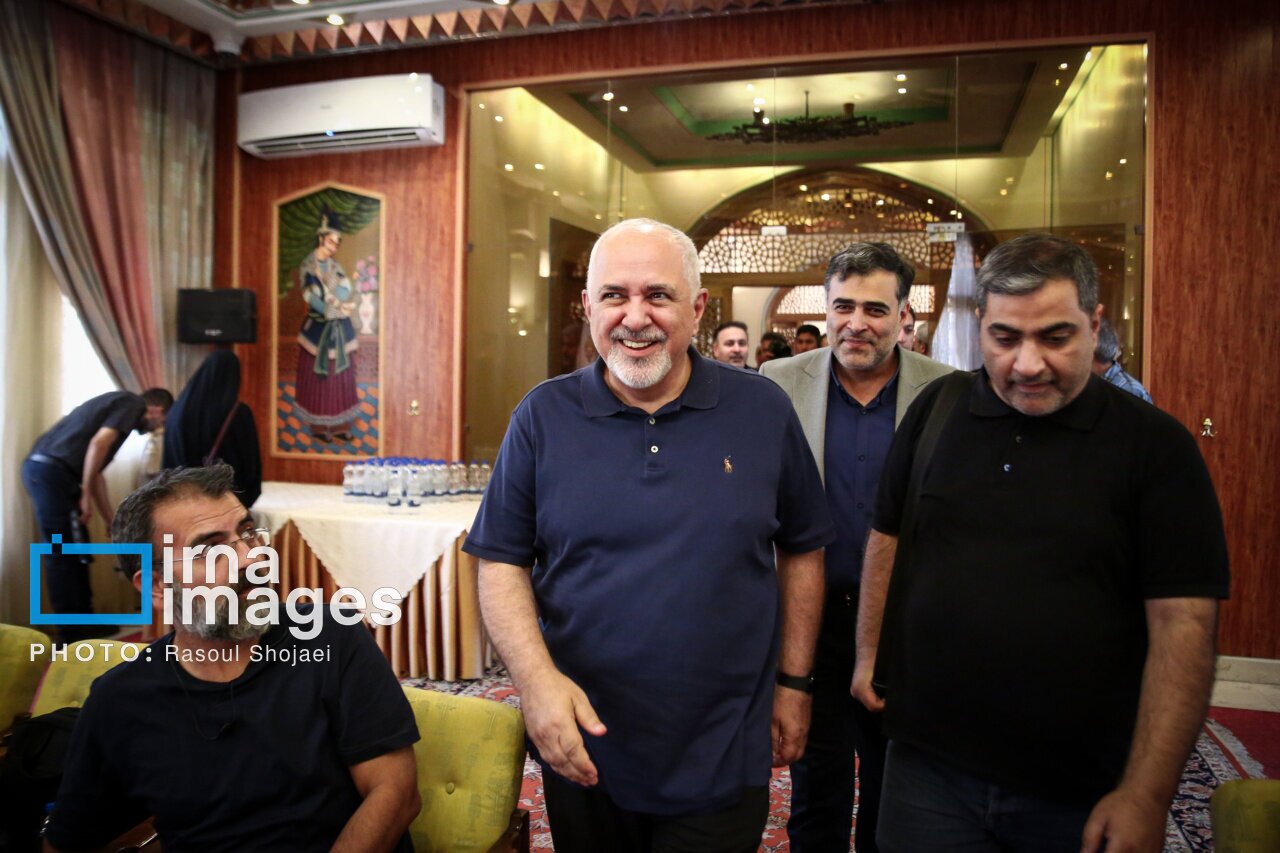 عکس/ تیپ و قیافه جدید محمدجواد ظریف با تی شرت