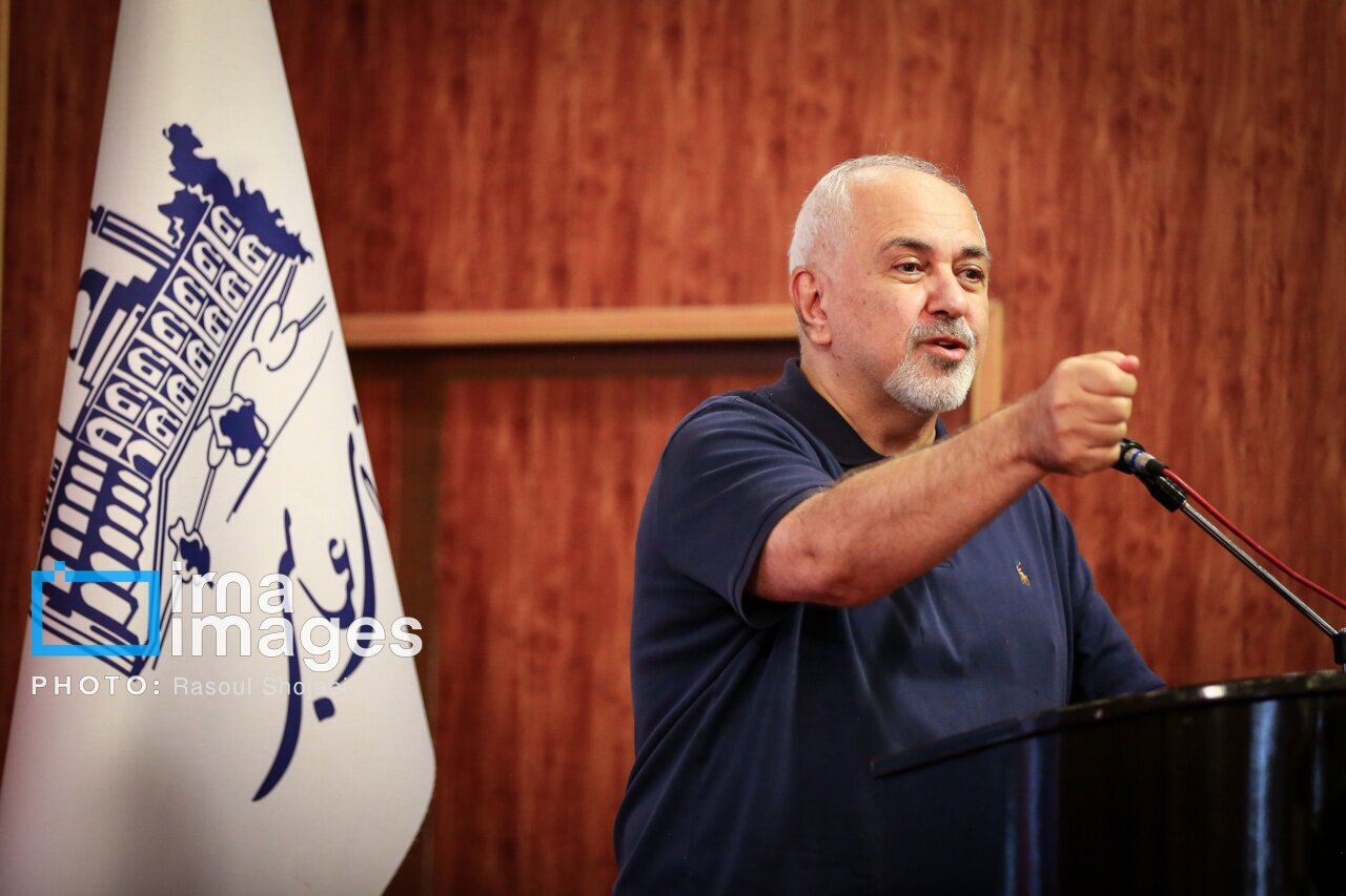 عکس/ تیپ و قیافه جدید محمدجواد ظریف با تی شرت