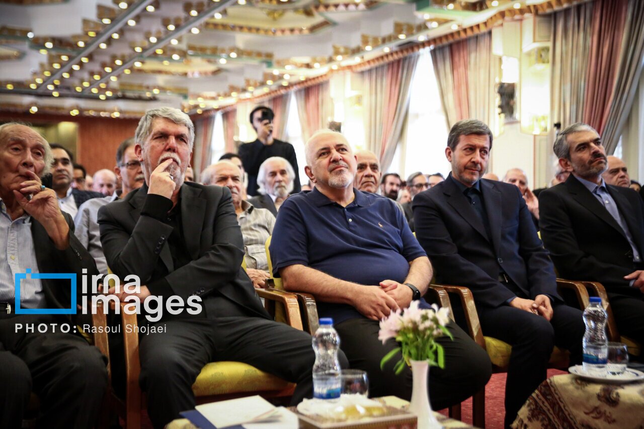 عکس/ تیپ و قیافه جدید محمدجواد ظریف با تی شرت