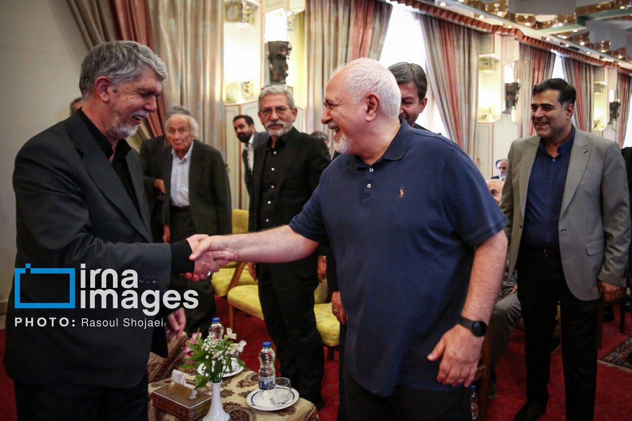 عکس/ تیپ و قیافه جدید محمدجواد ظریف با تی شرت