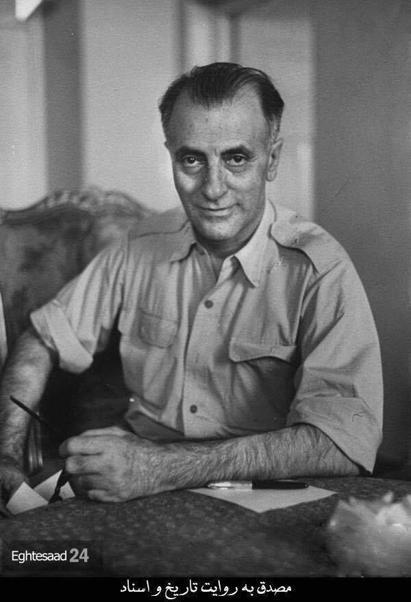 زاهدی در مقر نخست‌وزیری