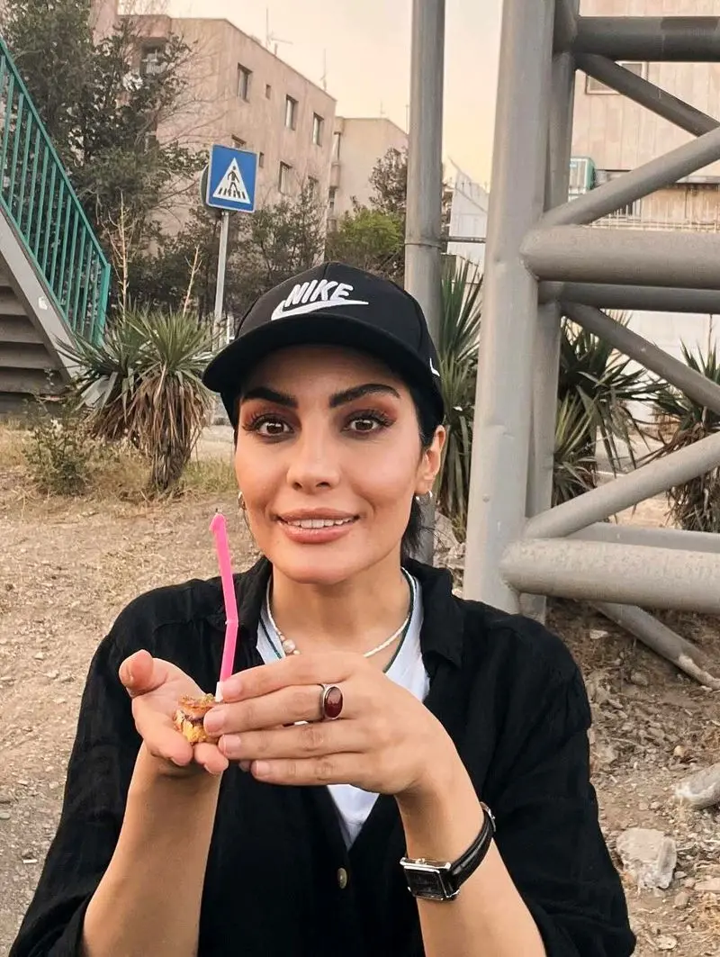 تولد صحرا اسدالهی در خیابان با استایل و کیک خاص