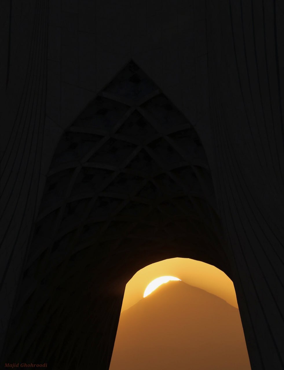 طلوع خورشید از میان میدان آزادی