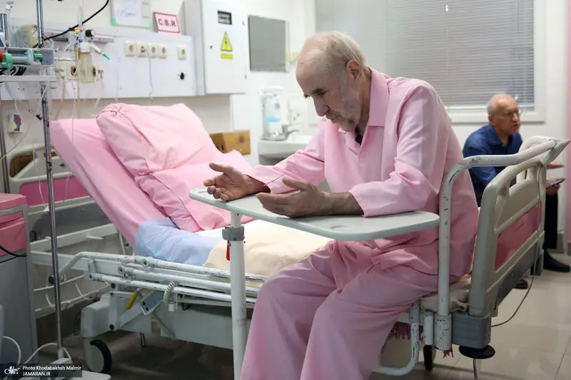 نیایش سید محمد خاتمی روی تخت بیمارستان