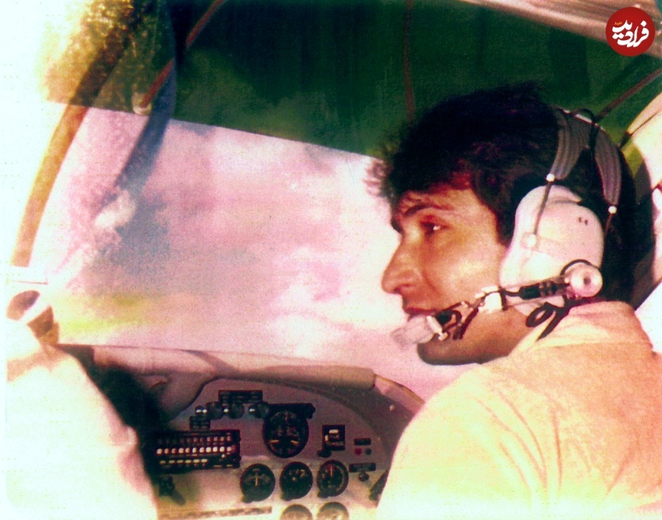 شهید عباس دوران در حال روشن کردن جنگنده