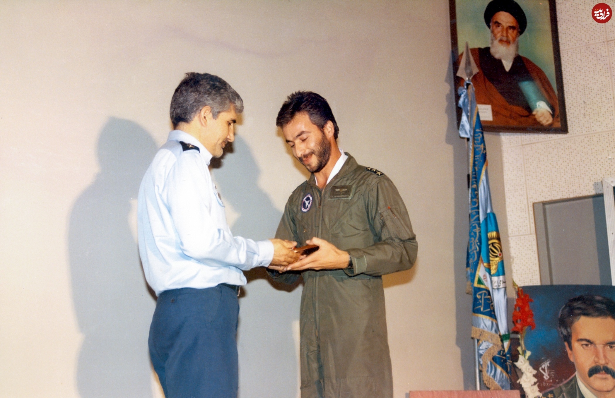 سرلشکر ستاری در حال تقدیر از یک خلبان