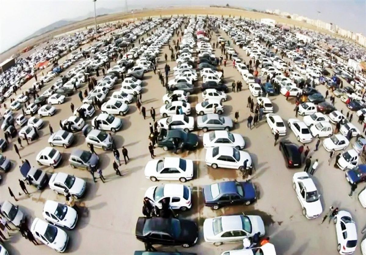 مشتری ایران خودرو نصف شد