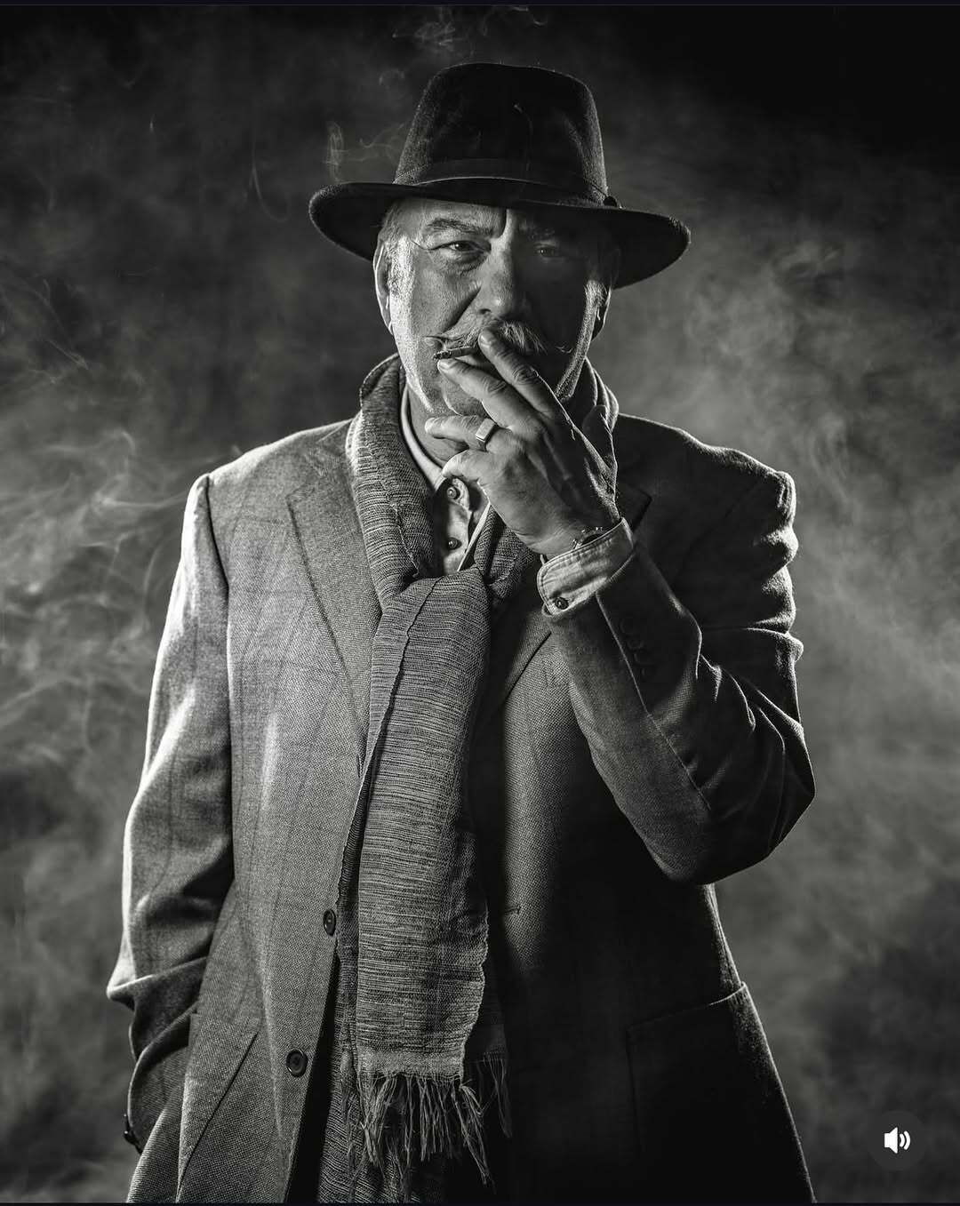 بازیگر پوست شیر با تیپ دهه 50