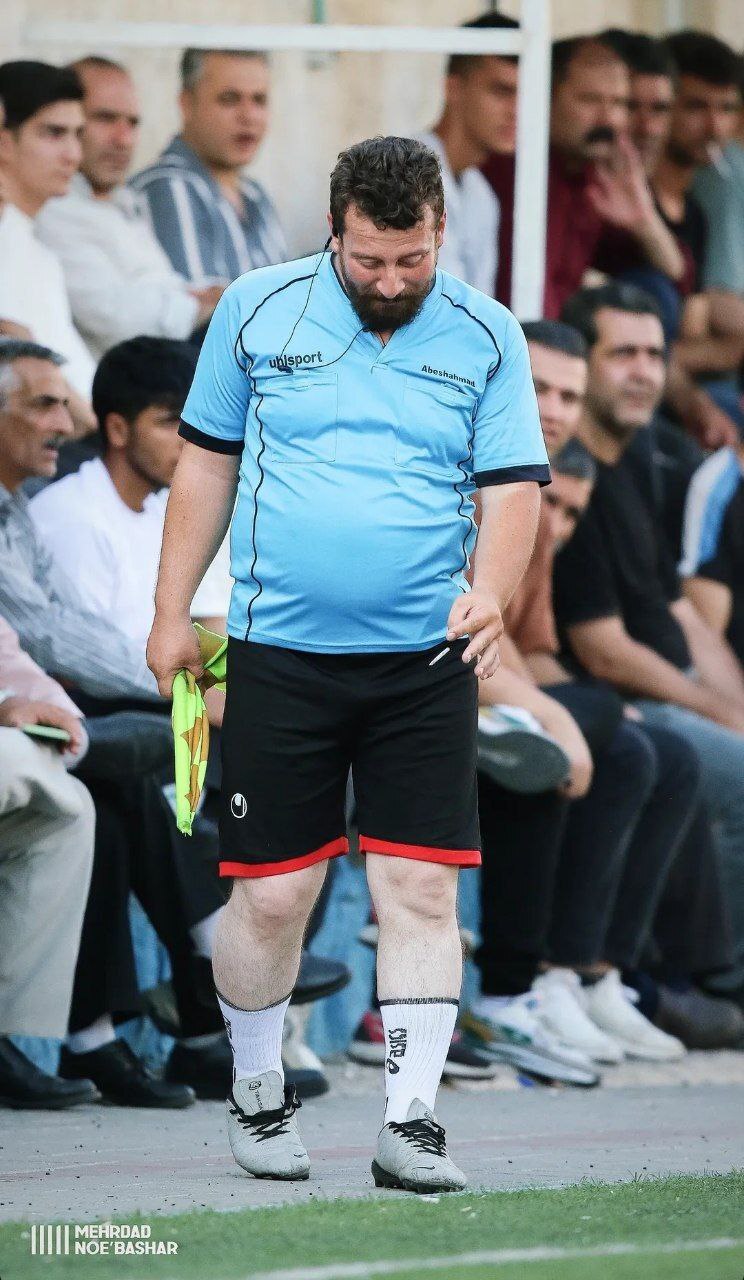 عکس/ صحنه عجیب از فینال فوتبال محلات: داور سیگار به‌دست پرچم زد