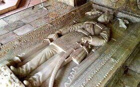 شکل و شمایل خاص سنگ قبر ناصرالدین شاه