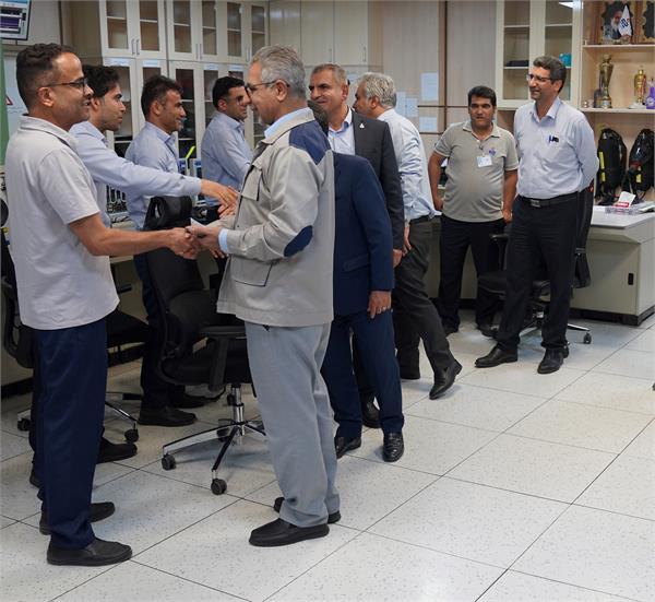 حضور مدیرعامل پتروشیمی جمپیلن در خط مقدم تولید حضور مدیرعامل پتروشیمی جمپیلن در خط مقدم تولید